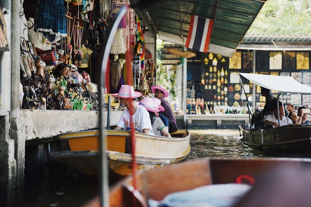 places to visit before you die Damnoen Saduak Market