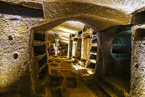 hidden gems in Naples catacombs